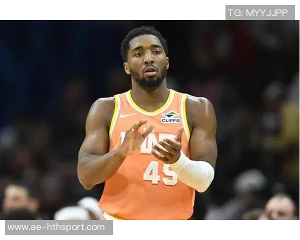 米切尔半场表现稳定15分钟内高效砍下14分2板助力球队进攻