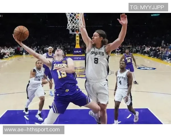 湖人三巨头意外落后马刺20分老詹精彩隔扣引发热议 湖人三巨头意外落后马刺20分老詹精彩隔扣引发热议